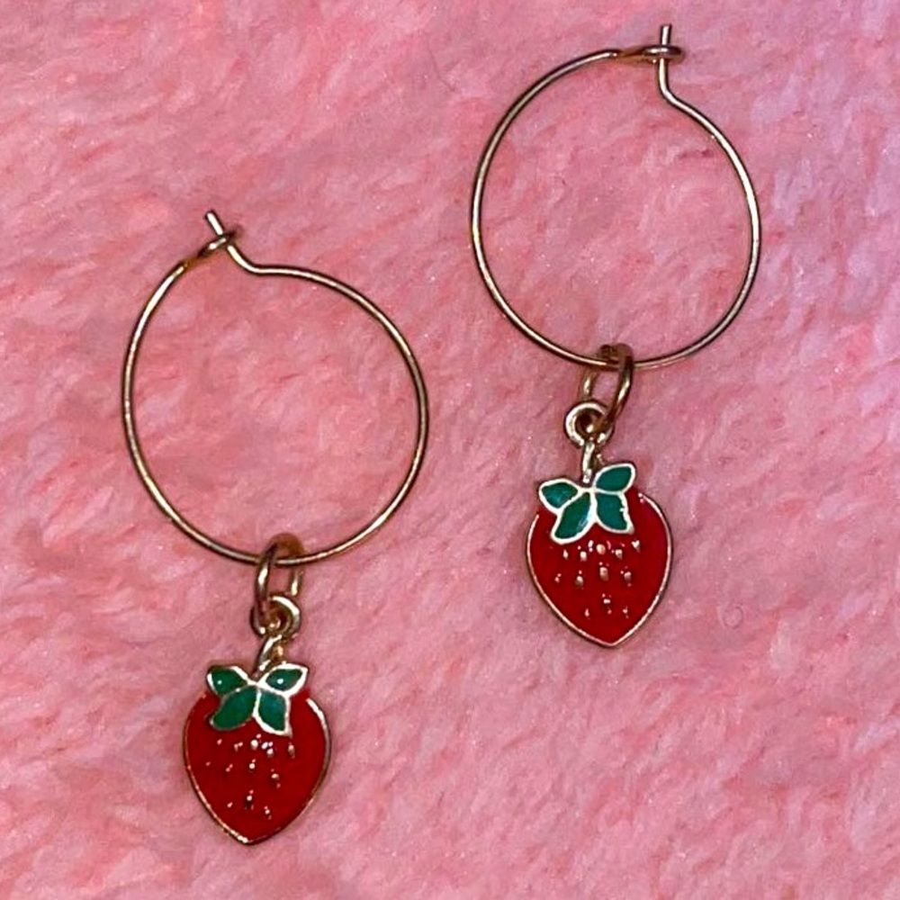 🍓tiny strawberry earrings🍓